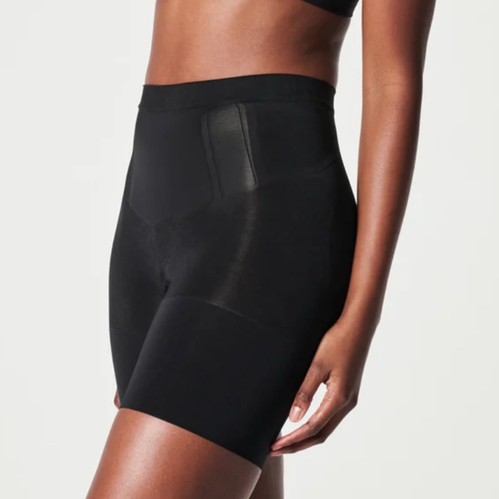 NWT Spanx Sculpt OnCore Mid-Thigh Shorts in Very Black